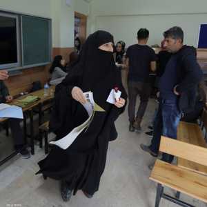 امرأة تدلي بصوتها في إحدى اللجان