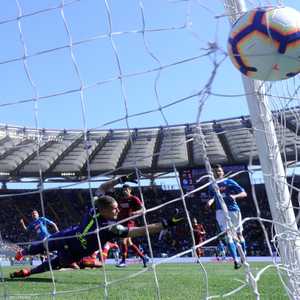 روما تلقى هزيمة مذلة أمام نابولي