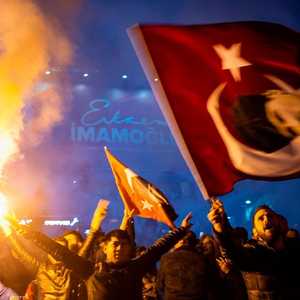 مناصرو المعارصة يحتفلون بإعلان فوز مرشحهم في اسطنبول