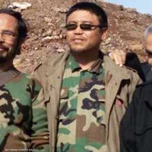 سليماني مع مقاتلين من لواء "فاطميون" بسوريا (أرشيف)