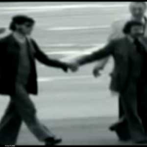 بوتفليقة وكارلوس يدا بيد