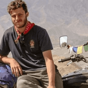 سان يانغر قتل في حادث سير داخل مزرعته