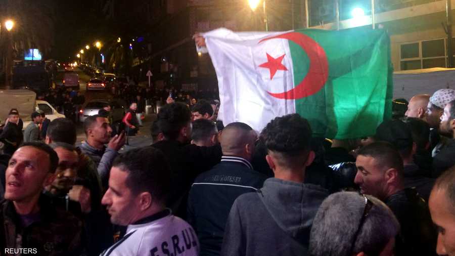 خرج آلاف الجزائريين إلى شوارع العاصمة الجزائر للاحتفال باستقالة بوتفليقة.
