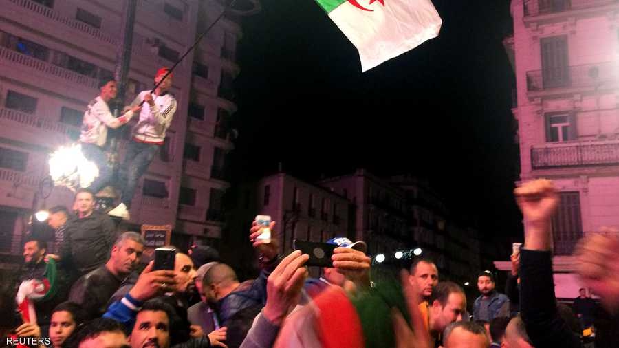 ظهر الجزائريون يهللون في الشوارع، بينما تمر السيارات، التي احتفل سائقوها بإشعال أضوائها وإطلاق أبواقها.