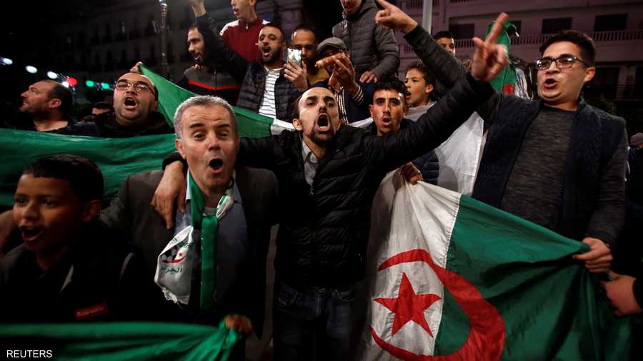 خرج مئات الجزائريين ولوحوا بالأعلام عبر شوارع وسط المدينة، التي اندلعت فيها احتجاجات حاشدة ضد بوتفليقة يوم 22 فبراير الماضي.