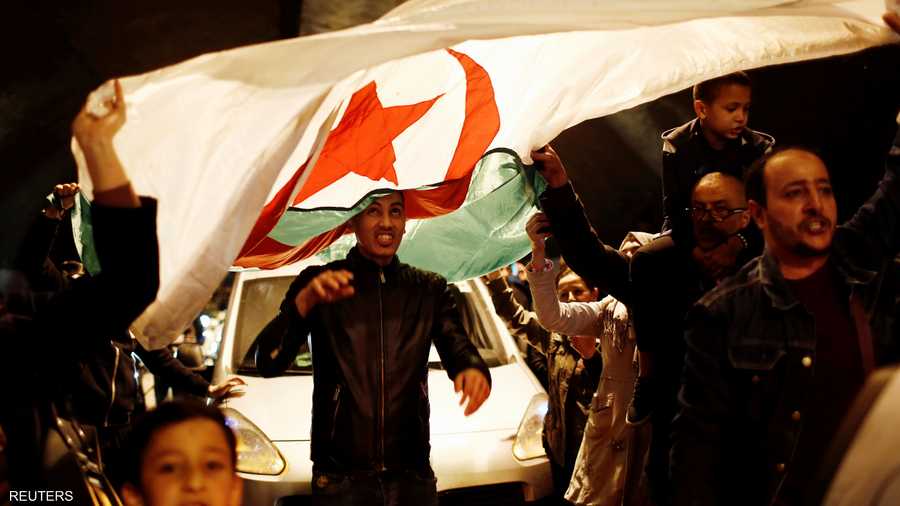 حاول الرئيس الجزائري الذي اختفى تقريبا عن الإعلام منذ عام 2013 إثر اصابته بجلطة دماغية، التشبث بالسلطة مقدما الاقتراح تلو الاقتراح لتهدئة الشارع من دون جدوى.