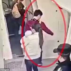 الكاميرا التقطت الراكب وهو يلقي النقود المعدنية على المحرك