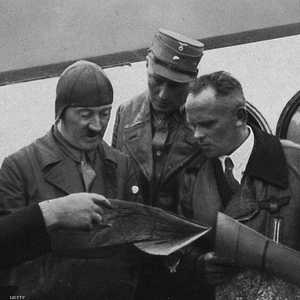 هتلر يطلع على خريطة لمسار رحلة جوية برفقة الطيار هانز باور