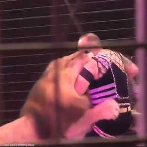 أسد يهاجم مدربه في عرض سيرك بأوكرانيا