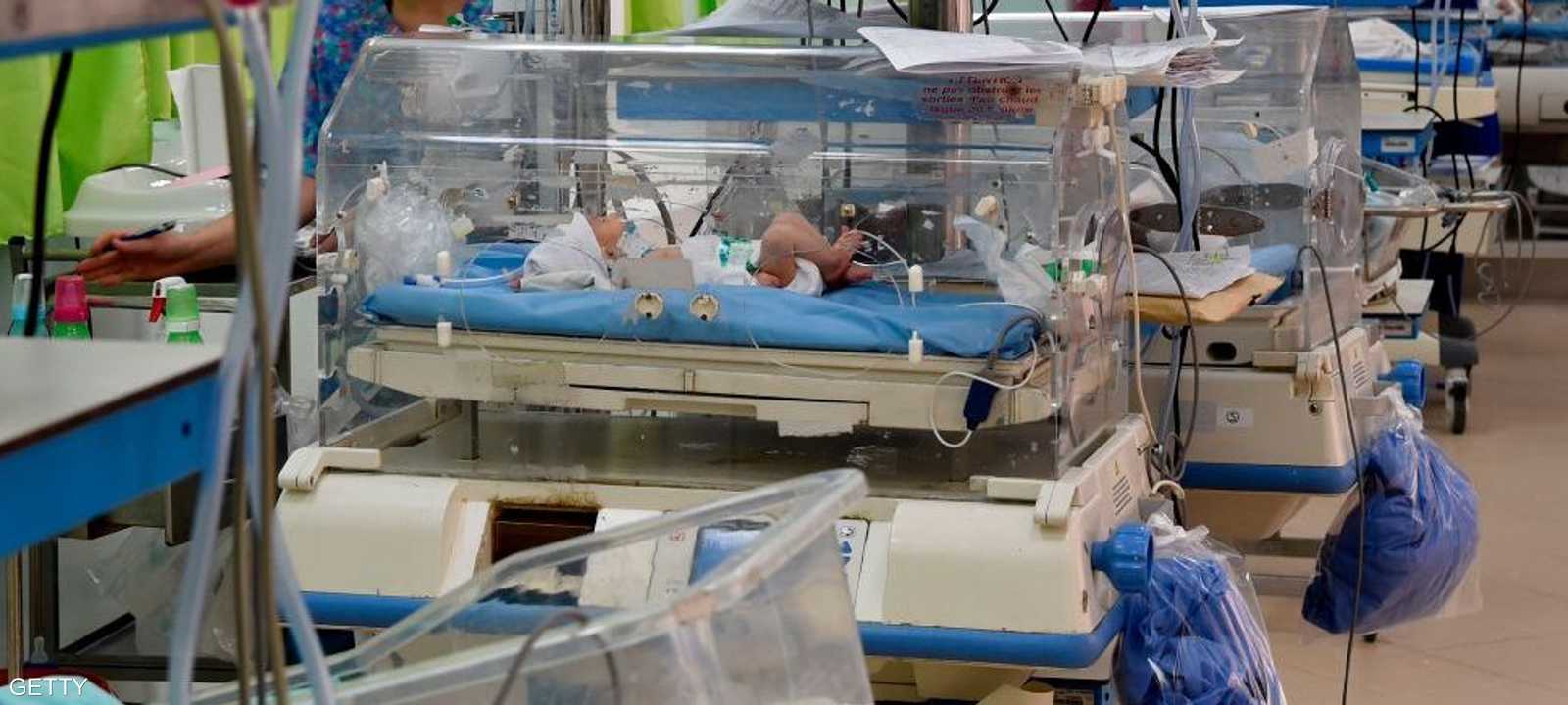 صورة أرشيفية لطفل في حضانة بإحدى المستشفيات