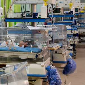 صورة أرشيفية لطفل في حضانة بإحدى المستشفيات