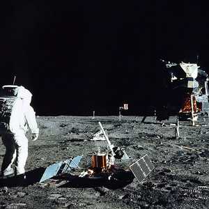 رواد الفضاء زرعوا العلم الأميركي على القمر أولا