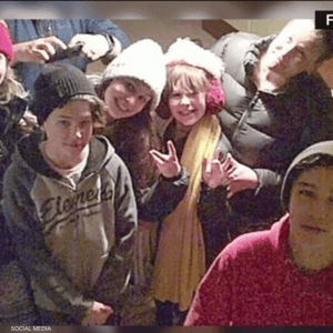 العائلة التقطت صورة سيلفي أمام كاميرا المراقبة