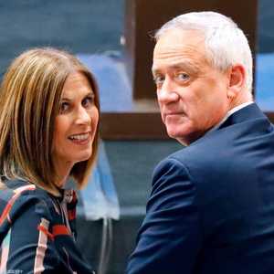 غانتس رفقة زوجته خلال إحدى الحملات الانتخابية في 6 أبريل.