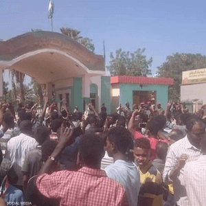 قتلى في مظاهرات الخرطوم والحكومة تتمسك بالحوار