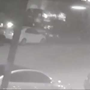 لحظة الهجوم على سيارة شرطة في مصر