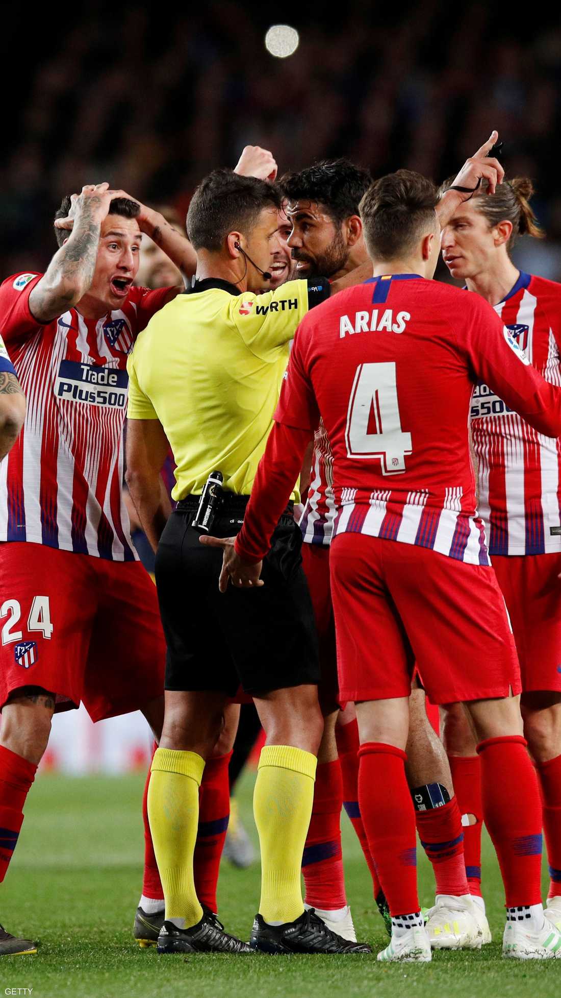 طرد المهاجم دييغو كوستا خلال مباراة فريقه أتلتيكو مدريد أمام برشلونة، مساء السبت، في الجولة الـ31 من الدوري الإسباني.