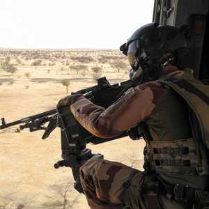 جندي فرنسي من القوات الدولية في الصحراء