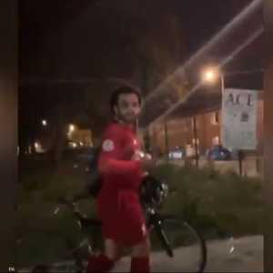 شبيه صلاح يتجول في مدينة ساوثهامبتون