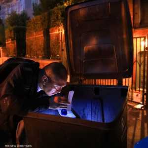 جايك يبحث في حاوية قمامة خارج منزل زوكربيرغ