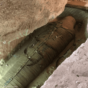 زاهي حواس فتح توابيت فرعونية في بث مباشر على قناة "ديسكفري"