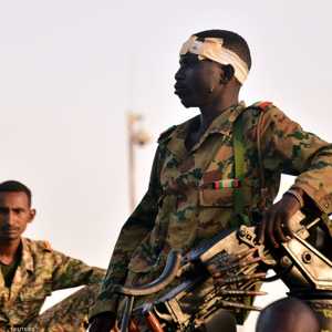 جنود سودانيون يراقبون الاعتصام أمام وزارة الدفاع