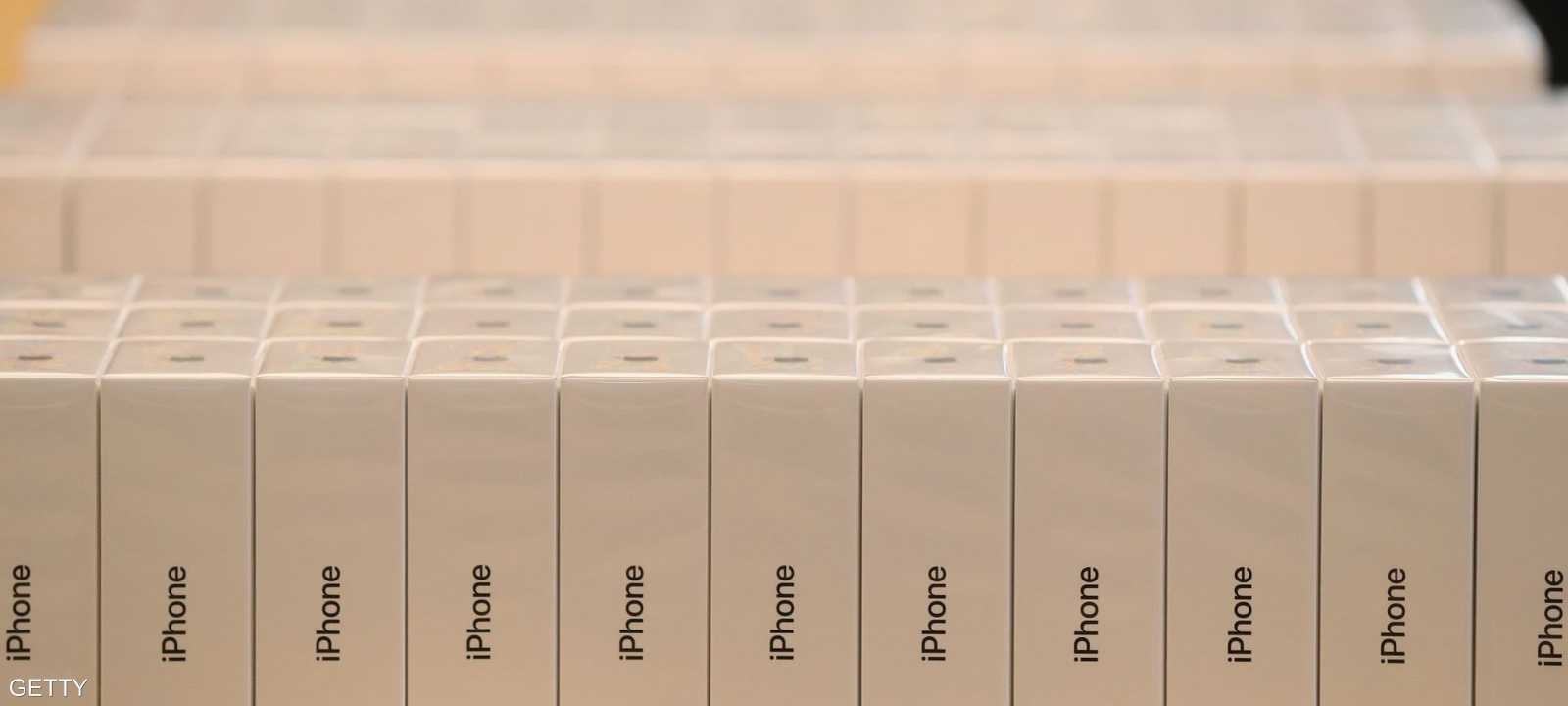 بعد توصلهما بالهواتف الحقيقية، يقوم الصينيان بإعادة بيعها