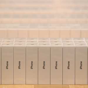 بعد توصلهما بالهواتف الحقيقية، يقوم الصينيان بإعادة بيعها