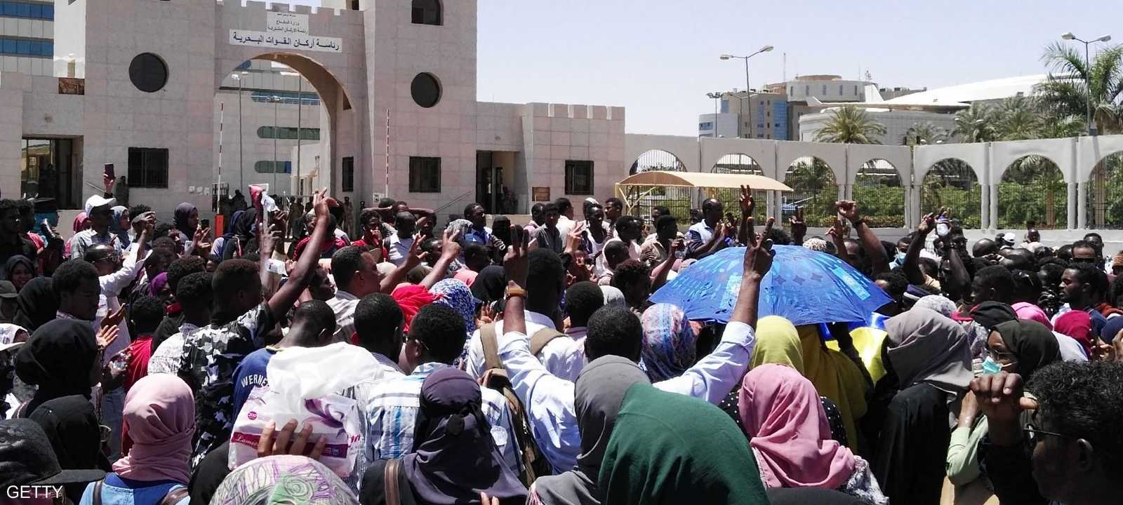 جانب من الاحتجاجات أمام مقر قيادة القوات المسلحة