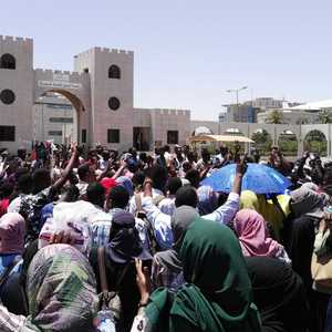 جانب من الاحتجاجات أمام مقر قيادة القوات المسلحة