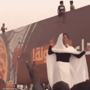سيدة مجهولة تشعل احتجاجات السودان
