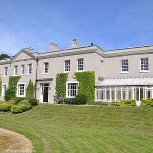 المنزل يقع شمالي لندن في حي راق