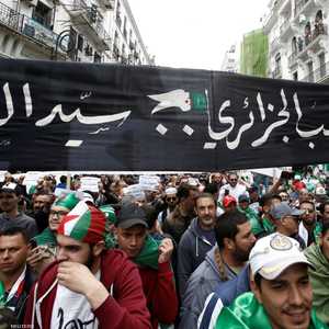 المحتجون يطالبون برحيل بن صالح وقادة نظام بوتفليقة