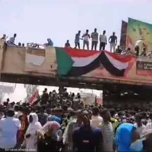 آلاف السودانيين يتحدون "رصاص الملثمين"