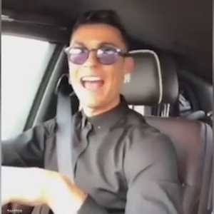 رونالدو والعائلة.. فقرة غنائية في السيارة