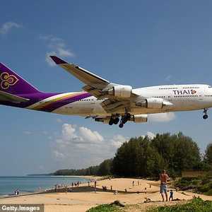 مدرج المطار التايلاندي قريب من الشاطئ