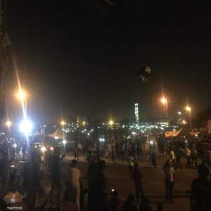 سودانيون يتوافدون إلى موقع الاعتصام ليلا.
