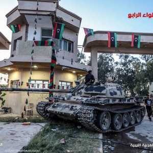 الجيش سيطر على معسكر اللواء الرابع