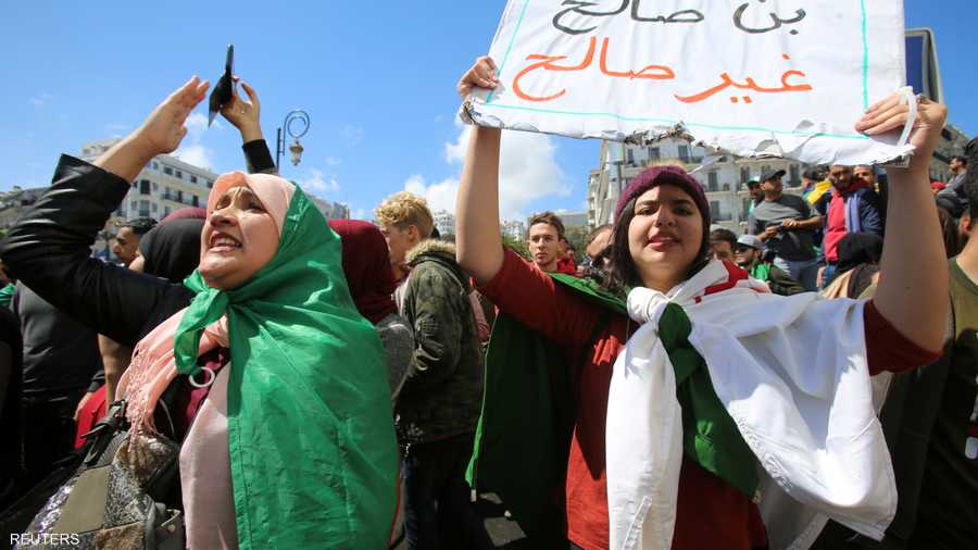 جزائرية تحمل لافتة ترفض استلام بن صالح رئاسة البلاد
