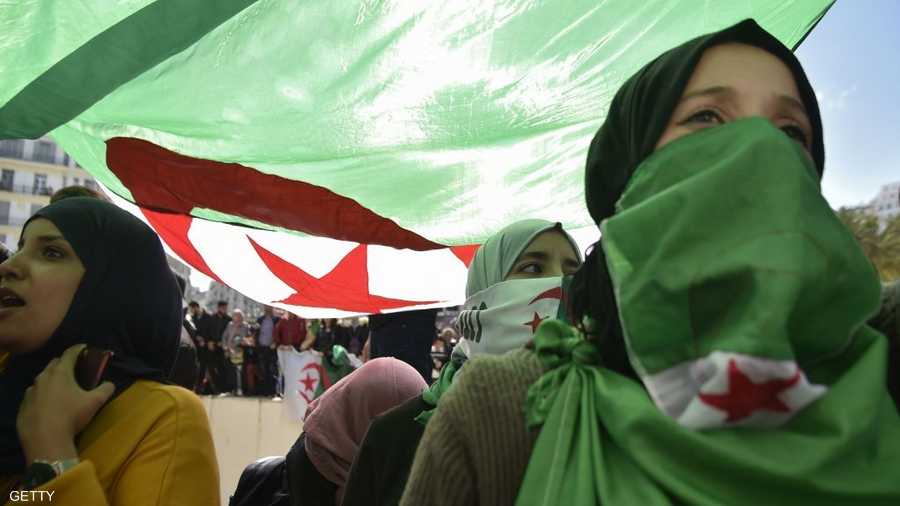 تظاهرات الجزائر تشهد مشاركة لافتة من المرأة