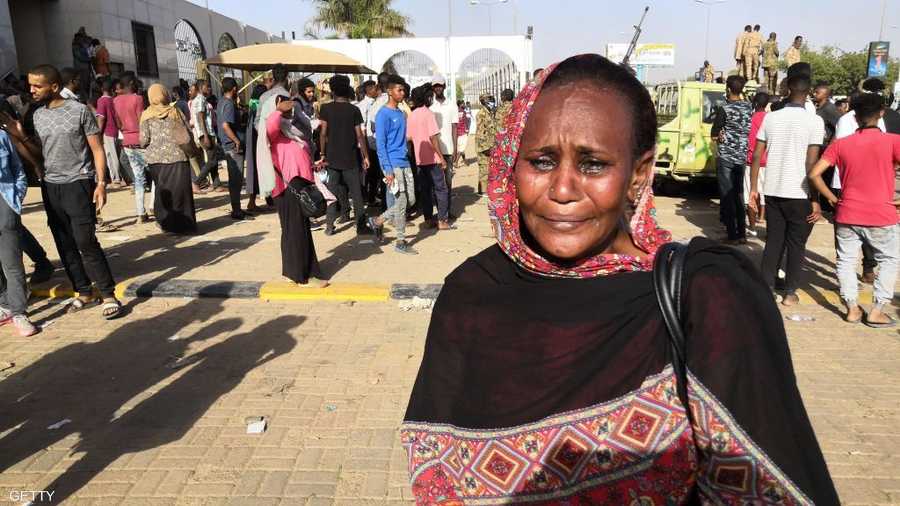 دموع سودانية عقب محاولات فاشلة لفض الاعتصام