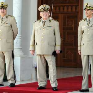 أدار صالح (يتوسط الصورة) بحرص خروج بوتفليقة من المشهد