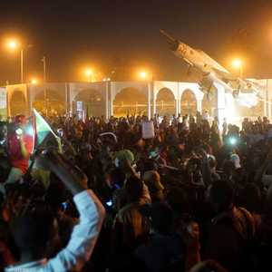 الاحتجاجات تتزايد أمام مقر وزارة الدفاع