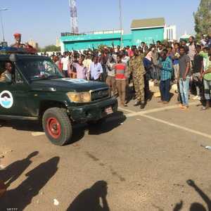 عربة عسكرية بين المتظاهرين