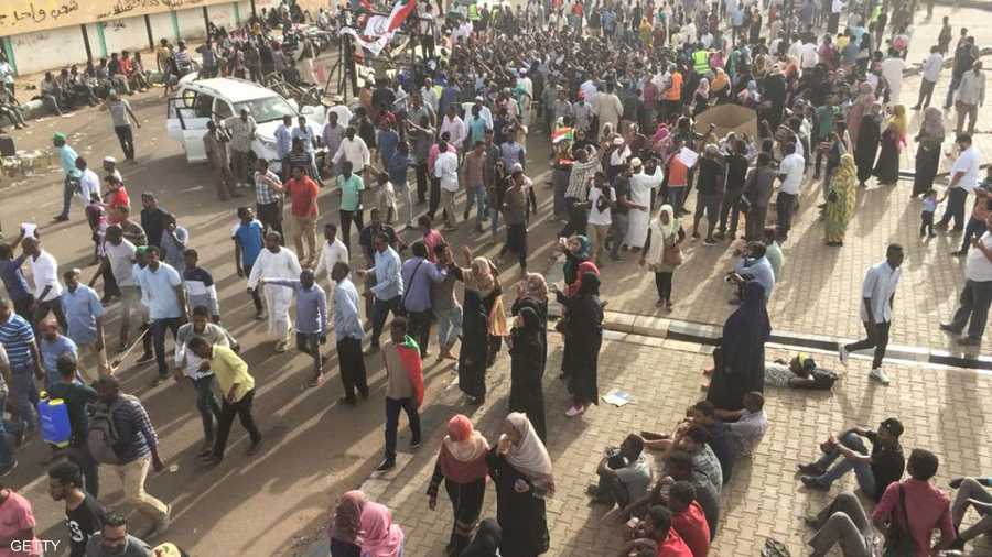 المتظاهرون يطالبون بنقل السلطة إلى هيئة مدنية