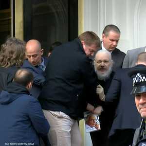 لحظة اعتقال مؤسس "ويكيليكس"