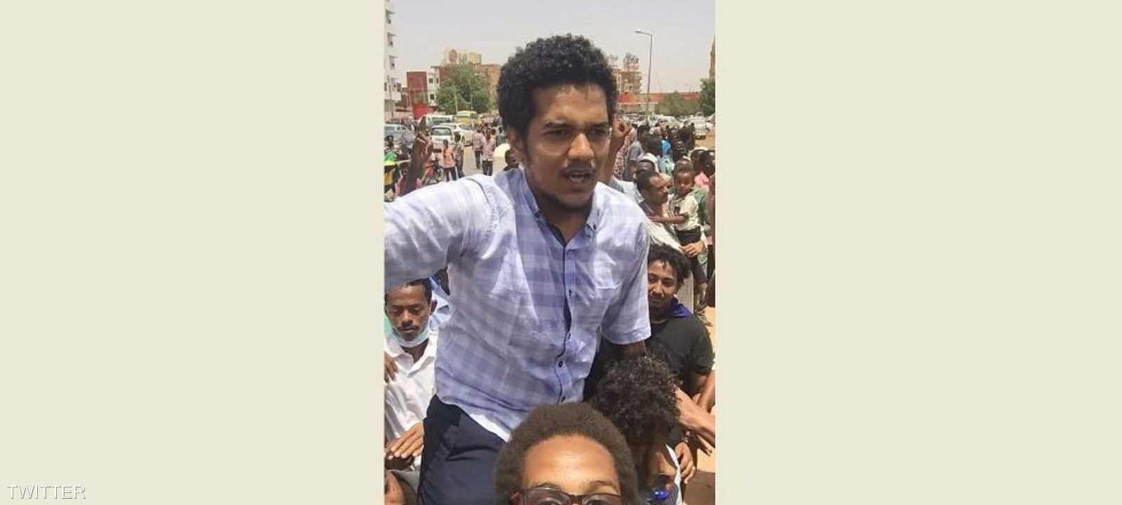 أحد ناشطي الحراك السوداني محملوا على الأكتاف بعد إطلاق سراحه