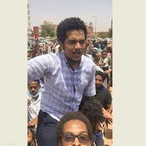 أحد ناشطي الحراك السوداني محملوا على الأكتاف بعد إطلاق سراحه