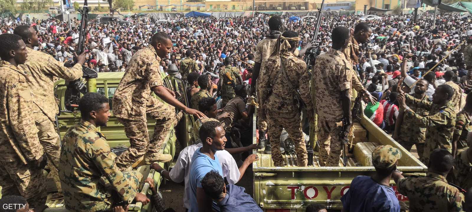 قوى الحراك طالبت المتظاهرين بالبقاء في الميادين