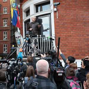 أسانغ ظل 7 سنوات يخاطب العالم من شرفة سفارة الإكوادور